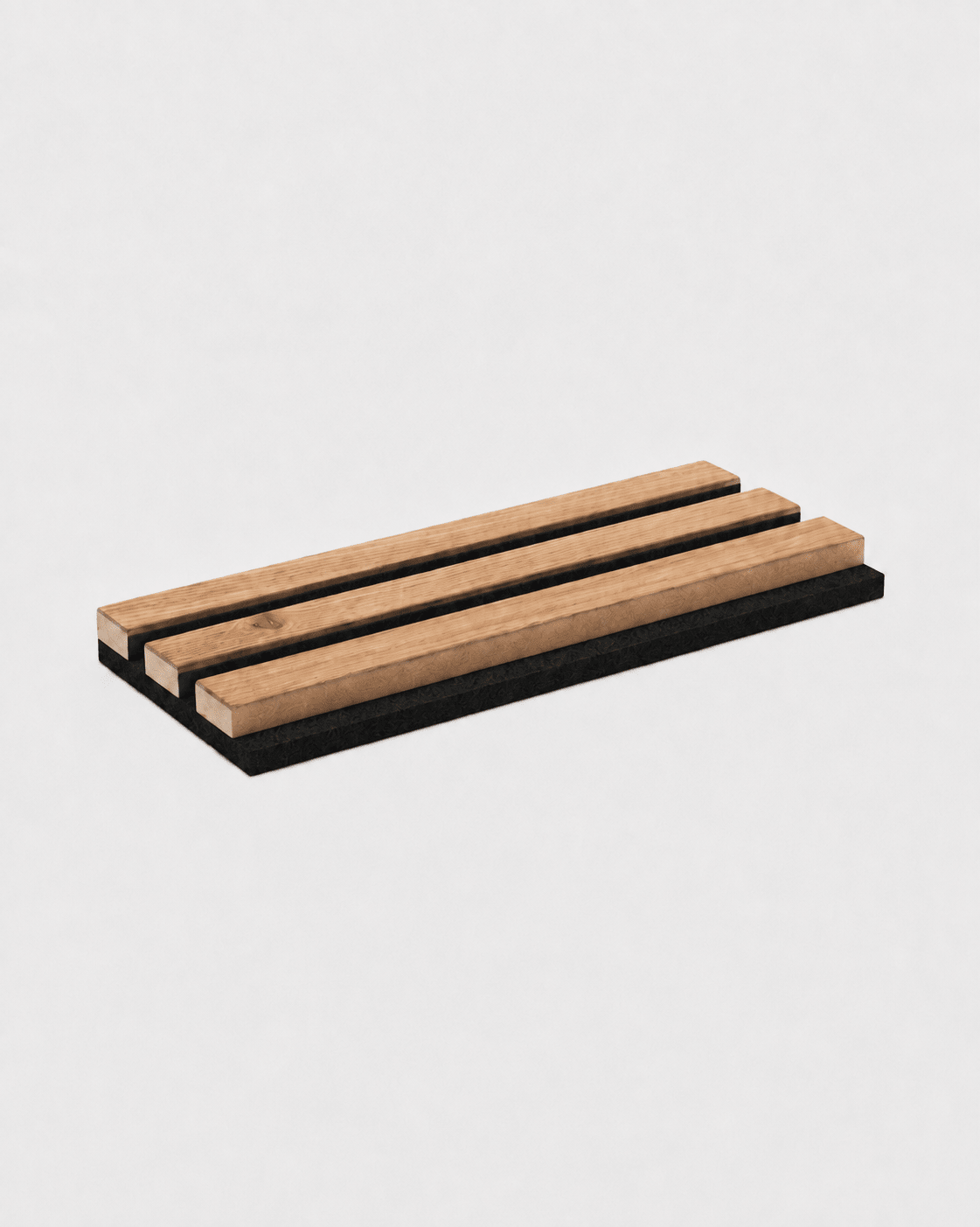 Rechteckige Seifenschale aus Holz mit drei Lamellen und schwarzem Sockel, passend zu den WoodUpp Akupanel-Mustern in „Rustic Natural Oak“, MDF und „Black Felt“.